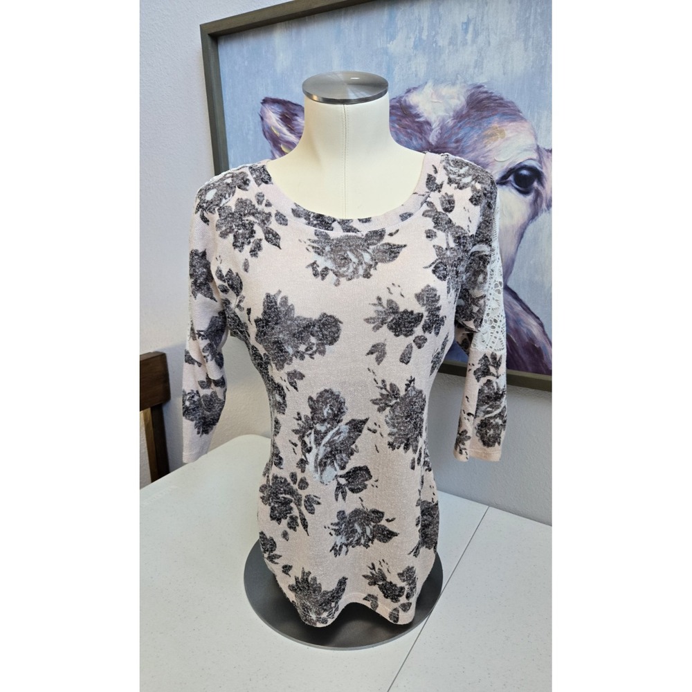 Almost‎ Famous Juniors Medium Light Pink Floral Lace 1/2 Sleeve Knit Blouse